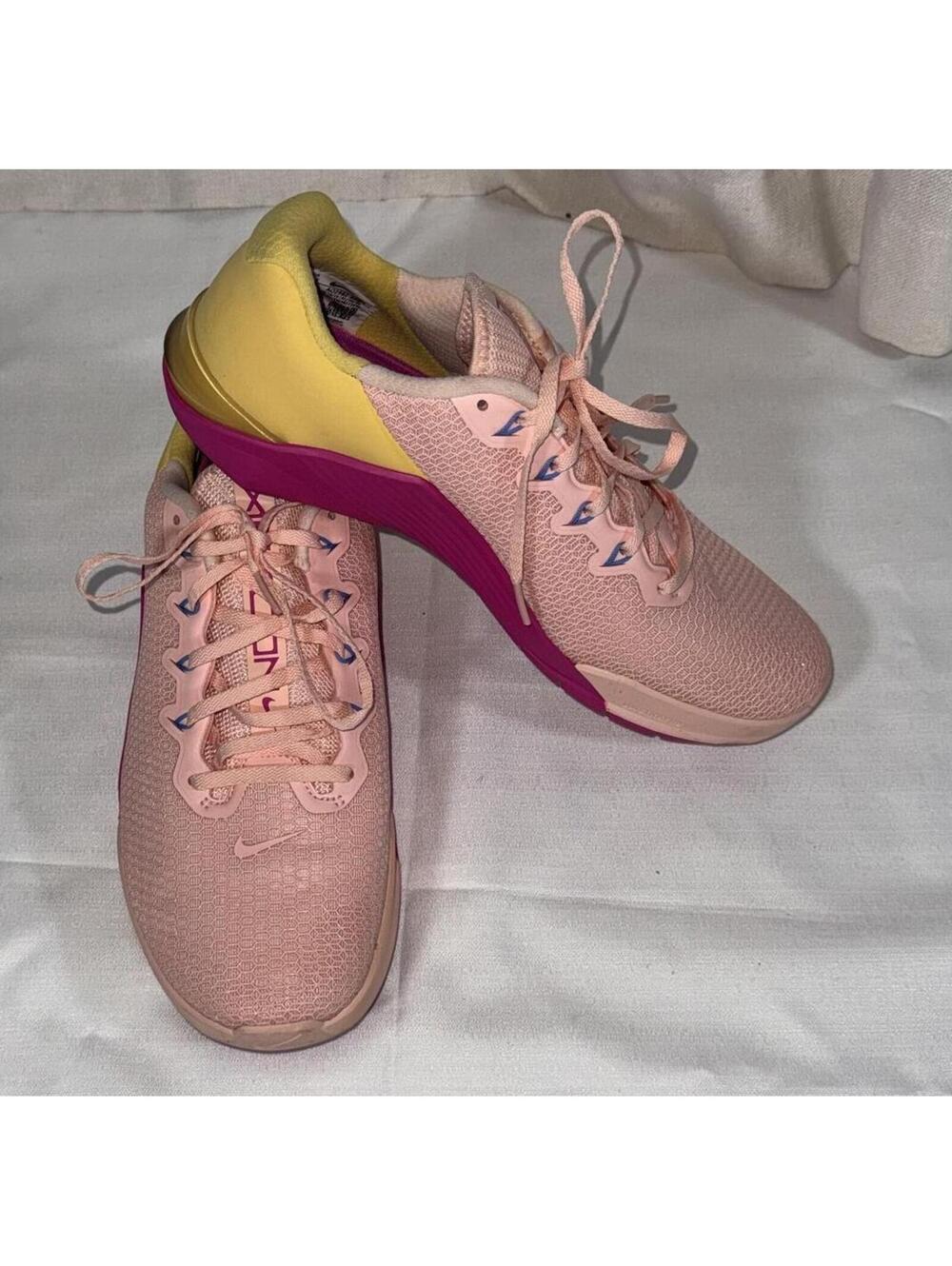 Nike Women's Metcon 5 Sneakers Washed Coral Fire Pink Topaz Gold AO2982-668